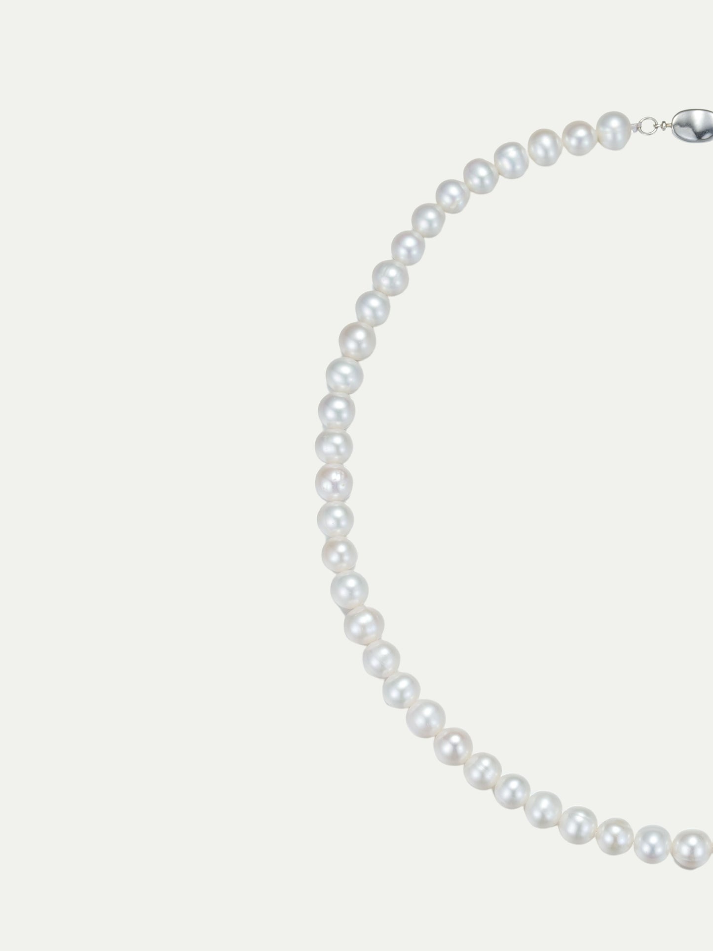 Plain pearl necklace