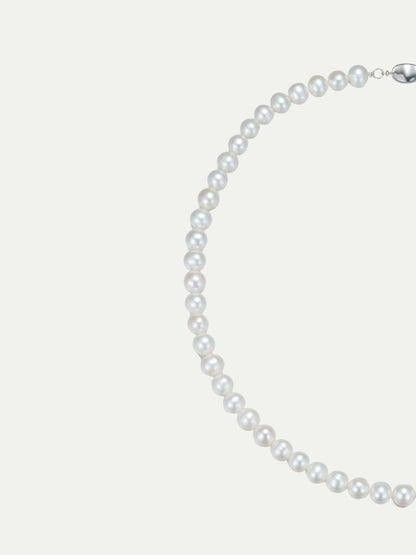 Plain pearl necklace